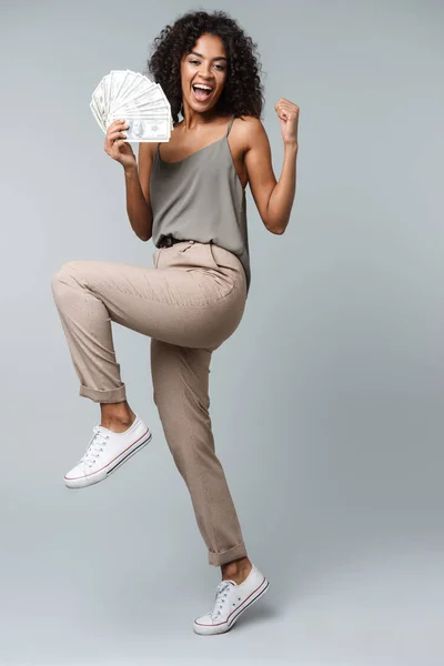 Jovem Africana Feliz Isolado Sobre Fundo Cinza Segurando Monte Notas — Fotografia de Stock