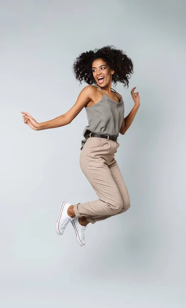 Longitud Completa Una Joven Mujer Africana Feliz Casualmente Vestido Saltando — Foto de Stock