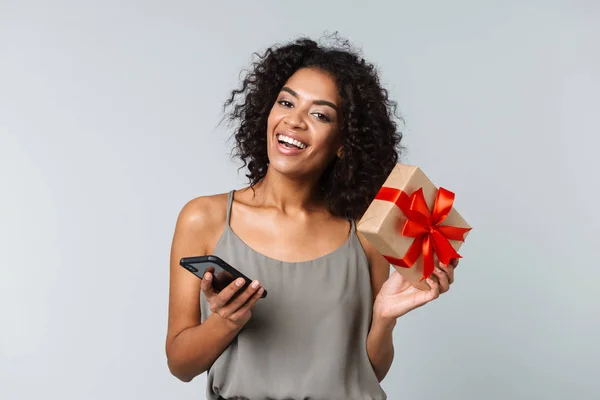 Jovem Mulher Africana Feliz Casualmente Vestida Isolado Sobre Fundo Cinza — Fotografia de Stock