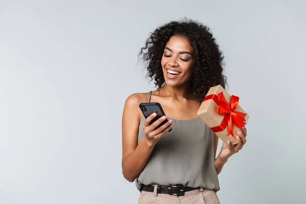 Gelukkig Jonge Afrikaanse Vrouw Terloops Gekleed Staande Geïsoleerd Grijze Achtergrond — Stockfoto