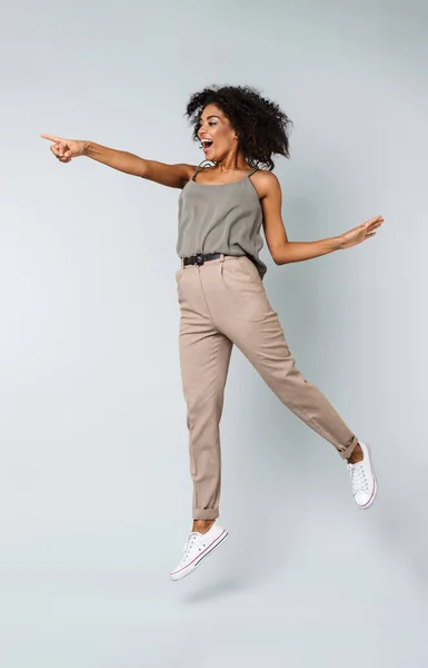 Comprimento Total Uma Jovem Mulher Africana Feliz Casualmente Vestida Pulando — Fotografia de Stock