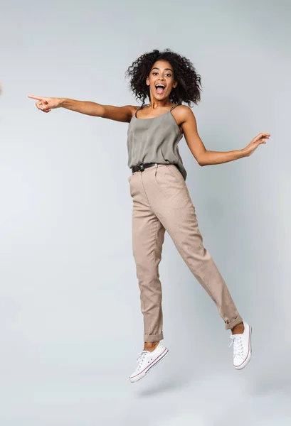 Longitud Completa Una Joven Mujer Africana Feliz Casualmente Vestido Saltando — Foto de Stock