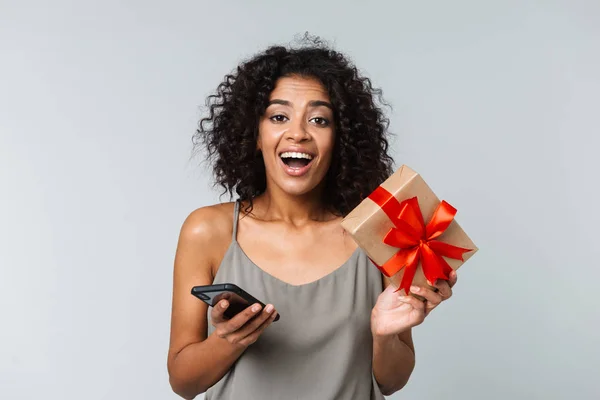 Gelukkig Jonge Afrikaanse Vrouw Terloops Gekleed Staande Geïsoleerd Grijze Achtergrond — Stockfoto