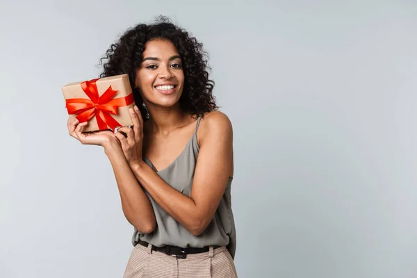 Gelukkig Jonge Afrikaanse Vrouw Terloops Gekleed Grijze Achtergrond Geïsoleerd Staande — Stockfoto