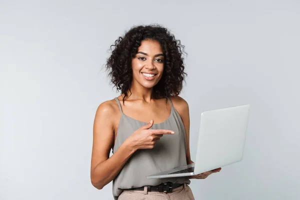 Longitud Completa Una Joven Mujer Africana Feliz Casualmente Vestido Pie —  Fotos de Stock