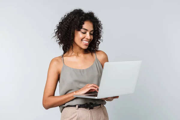 Longitud Completa Una Joven Mujer Africana Feliz Casualmente Vestido Pie —  Fotos de Stock