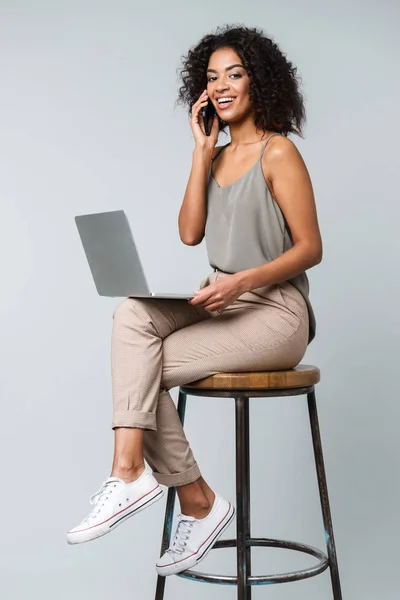 Volledige Lengte Van Een Gelukkige Jonge Afrikaanse Vrouw Terloops Gekleed — Stockfoto