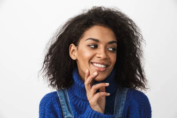 Närbild Ganska Ung Afrikansk Kvinna Som Bär Tröja Står Isolerade — Stockfoto