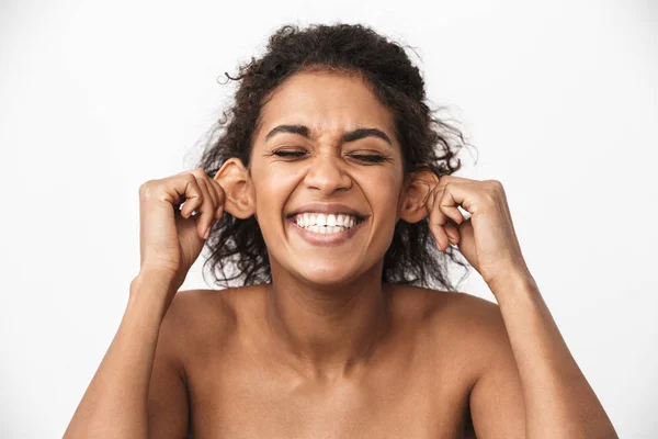 Close Uma Bela Engraçada Jovem Mulher Africana Topless Sorrindo Sobre — Fotografia de Stock