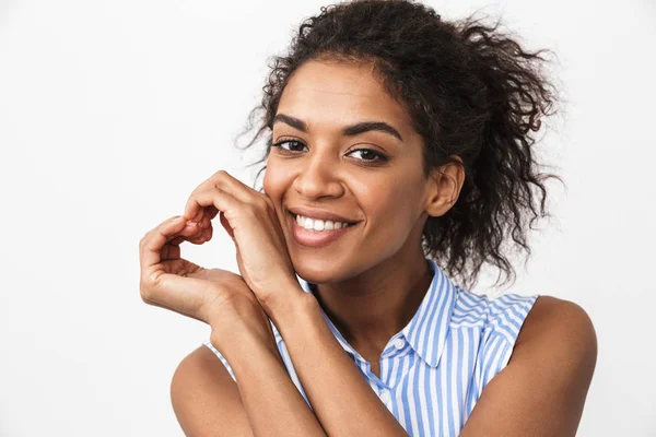 Linda Jovem Mulher Africana Sobre Fundo Branco Mostrando Gesto Amor — Fotografia de Stock