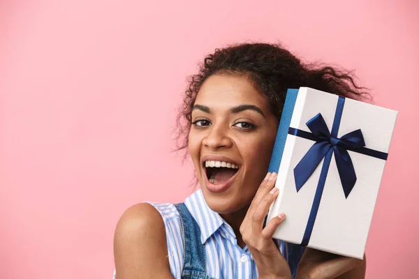 Mooie Enthousiast Jonge Afrikaanse Vrouw Die Houdt Van Luxe Geschenketui — Stockfoto