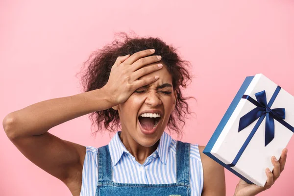 Mooie Enthousiast Jonge Afrikaanse Vrouw Die Houdt Van Luxe Geschenketui — Stockfoto