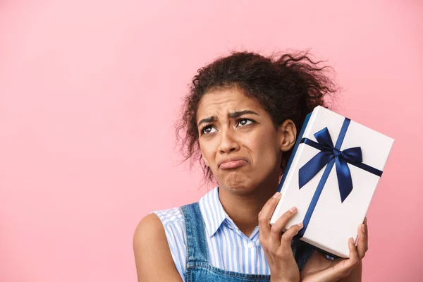 Mooie Teleurgesteld Jonge Afrikaanse Vrouw Die Houdt Van Luxe Geschenketui — Stockfoto