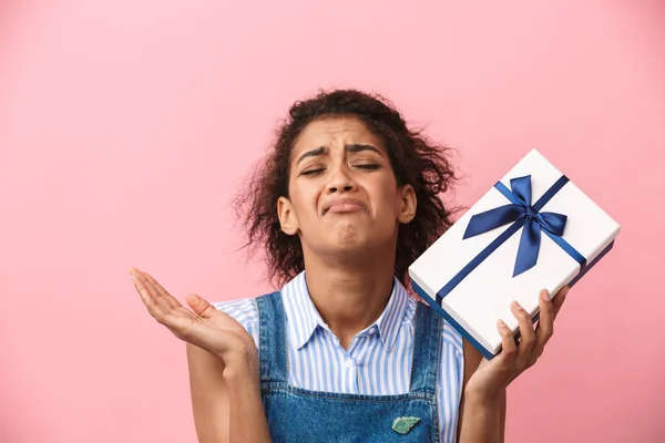 Mooie Teleurgesteld Jonge Afrikaanse Vrouw Die Houdt Van Luxe Geschenketui — Stockfoto