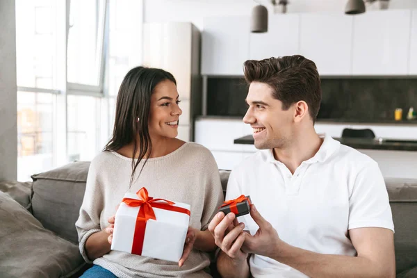 Glückliches Schönes Junges Paar Feiert Zusammen Während Hause Auf Einer — Stockfoto