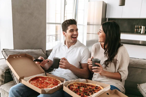 Fröhliches Junges Paar Das Hause Auf Einer Couch Sitzt Pizza — Stockfoto