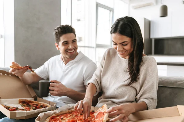 Cheerful Young Couple Sitting Couch Home Eating Pizza Watching — Stock Photo, Image