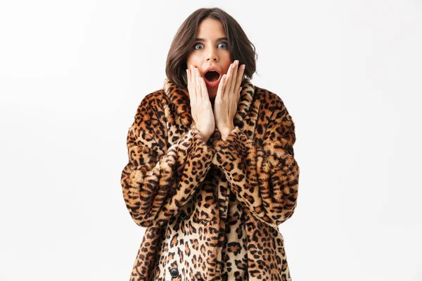 Όμορφη Σοκαρισμένος Γυναίκα Φοράει Leopard Παλτό Γούνα Στέκεται Απομονωμένο Πάνω — Φωτογραφία Αρχείου