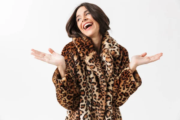 Hermosa Mujer Con Abrigo Piel Leopardo Posando Aislado Sobre Blanco —  Fotos de Stock
