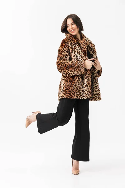 Όμορφη Γυναίκα Που Φοράει Leopard Γούνα Παλτό Θέτοντας Απομονωμένες Πάνω — Φωτογραφία Αρχείου