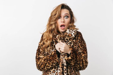 Beyaz arka plan üzerinde izole ayakta, poz leopar ceket giyen güzel genç kadın