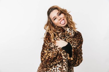 Beyaz arka plan üzerinde izole ayakta, poz leopar ceket giyen güzel genç kadın