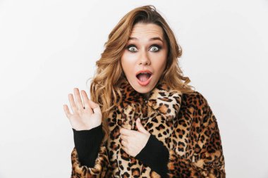 Beyaz arka plan üzerinde izole ayakta, poz leopar ceket giyen güzel genç kadın