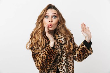 Beyaz arka plan üzerinde izole ayakta, poz leopar ceket giyen güzel genç kadın