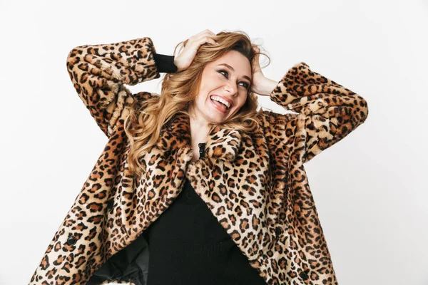 Vacker Ung Kvinna Som Bär Leopard Päls Stå Isolerade Över — Stockfoto