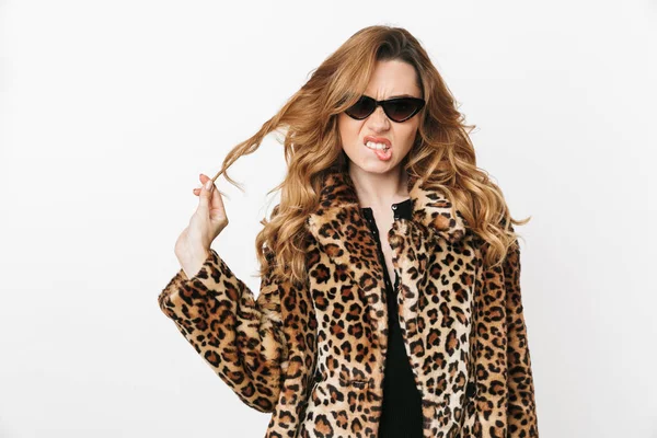 Krásná Mladá Žena Nosí Leopardí Kabát Stojí Izolované Bílém Pozadí — Stock fotografie