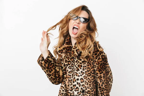Bella Giovane Donna Che Indossa Cappotto Leopardo Piedi Isolato Sfondo — Foto Stock