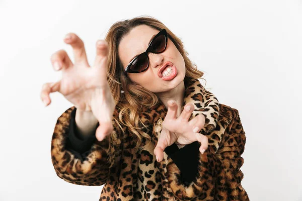 Bella Giovane Donna Che Indossa Cappotto Leopardo Occhiali Sole Piedi — Foto Stock