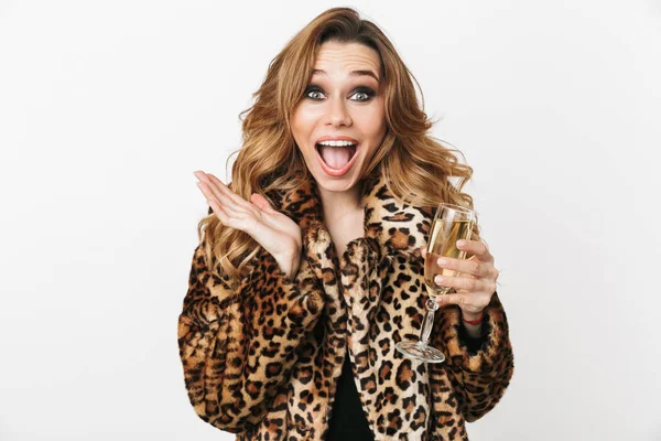 Krásná Mladá Žena Nosí Leopardí Kabát Stojí Drží Sklo Šampaňským — Stock fotografie