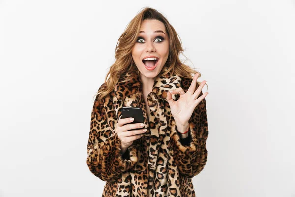 Hermosa Mujer Joven Alegre Con Abrigo Leopardo Pie Aislado Sobre — Foto de Stock