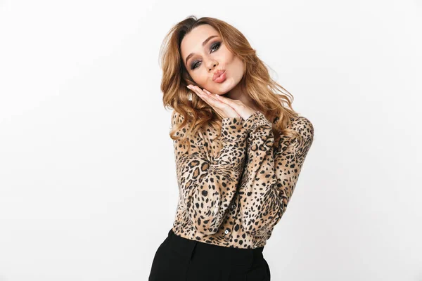 Vackra Glad Ung Kvinna Som Bär Leopard Blus Står Isolerade — Stockfoto
