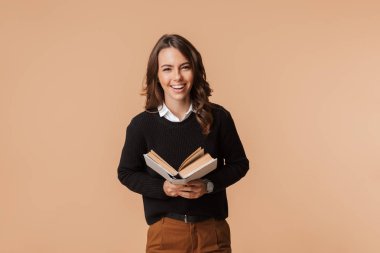 Bej renkli arka plan üzerinde tutarak ve okuma 20s yaptırın neşeli kadının fotoğrafını izole