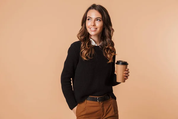 Mujer Joven Sonriente Usando Suéter Pie Aislado Sobre Fondo Beige —  Fotos de Stock