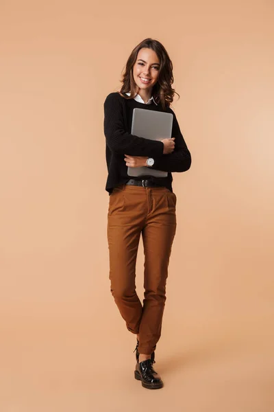 Foto Leende Kvinna 20S Ständiga Och Hålla Laptop Isolerade Över — Stockfoto