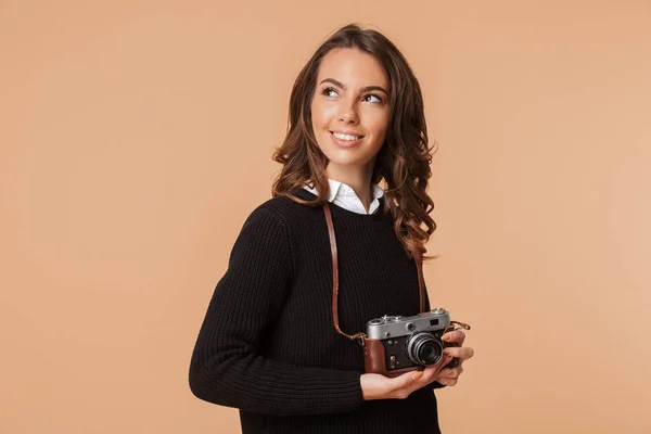 Mujer Bastante Joven Con Suéter Sosteniendo Cámara Fotográfica Aislada Sobre — Foto de Stock