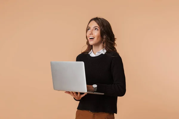 Retrato Mulher Bonita 20S Segurando Laptop Isolado Sobre Fundo Bege — Fotografia de Stock