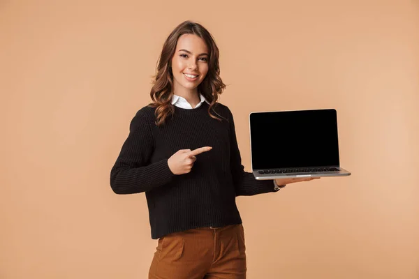 Glad Ung Kvinde Iført Sweater Viser Blank Skærm Laptop Computer - Stock-foto