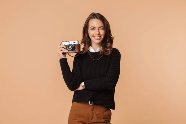 Mulher Bonita Vestindo Suéter Segurando Câmera Fotos Isolado Sobre Fundo — Fotografia de Stock