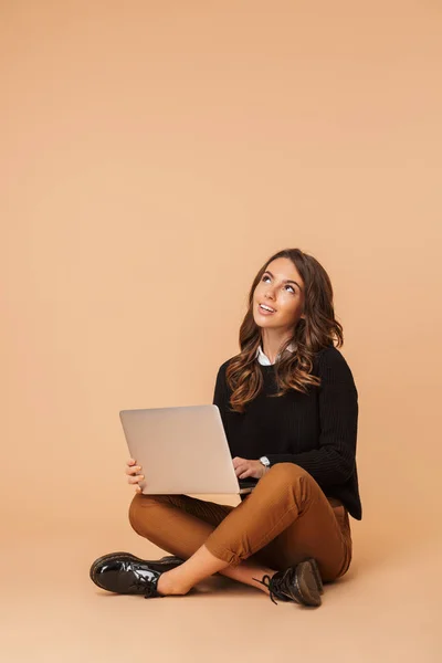 Imagen Mujer Encantadora 20S Usando Ordenador Portátil Mientras Está Sentado — Foto de Stock