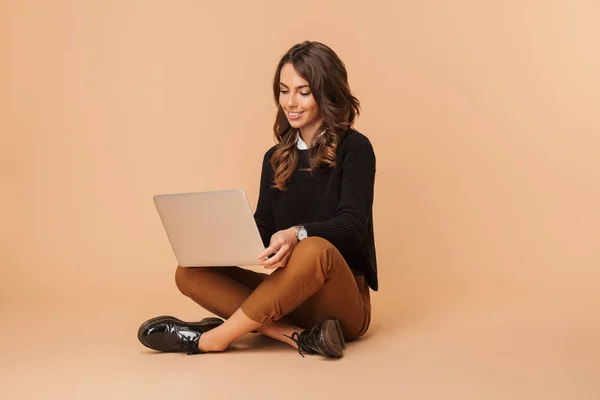 Immagine Donna Bruna 20S Utilizzando Computer Portatile Mentre Seduto Sul — Foto Stock