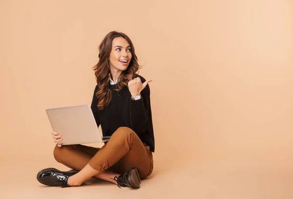 Imagen Una Mujer Caucásica Años Usando Una Computadora Portátil Mientras — Foto de Stock