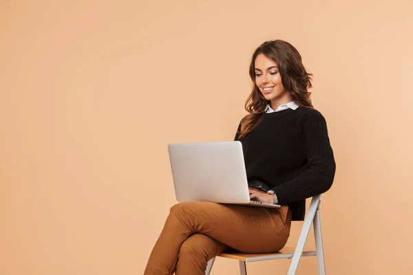 Imagen Una Hermosa Joven Asombrosa Posando Aislada Sentada Taburete Usando —  Fotos de Stock