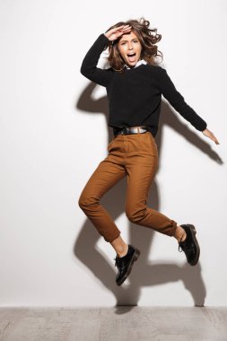 Görüntü izole poz güzel bir inanılmaz mutlu duygusal kadının.