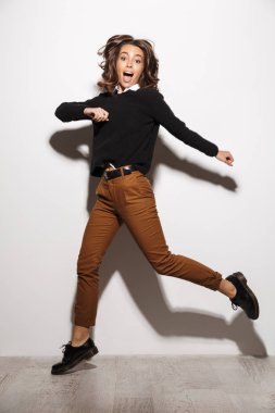 Görüntü izole poz güzel bir inanılmaz mutlu duygusal kadının.