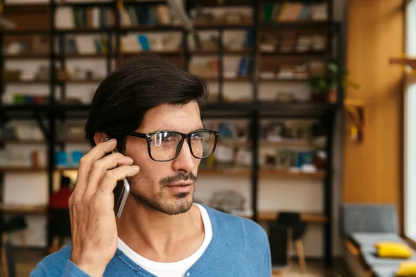 Primer Plano Joven Guapo Con Gafas Biblioteca Hablando Por Teléfono — Foto de Stock