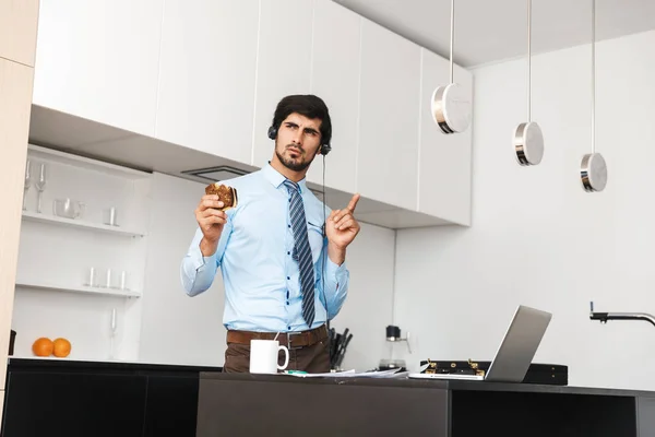 Imagen Joven Empresario Concentrado Serio Cocina Comer Sándwich Usando Computadora — Foto de Stock